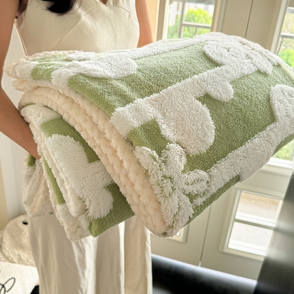 91家纺网 家纺一手货源 找家纺 莱登卡奴 2024新款牛奶绒阳离子提花北极绒包边款多功能被套毯系列 包边款竖条花香草绿