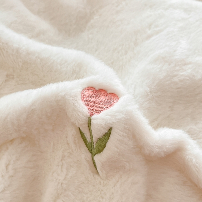 91家纺网 家纺一手货源 找家纺 蜜柚 2024新款牛奶绒兔毛绒高克重小清新满版绣花四件套 花朵粉白