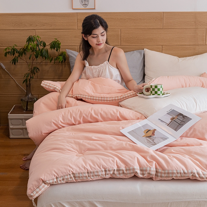 91家纺网 家纺一手货源 找家纺 2024新款无印风棋盘格立体边大豆纤维冬被 风格一 棋盘格-浅粉