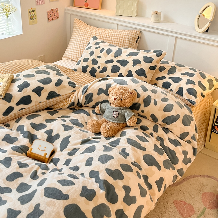 91家纺网 家纺一手货源 找家纺 2024新款200g加厚防静电牛奶绒小清新四件套 绒-豹点点绿咖