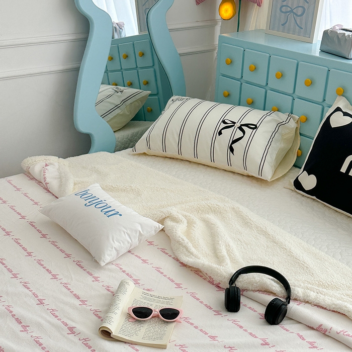 91家纺网 家纺一手货源 找家纺 昔可家纺 2024新款羊羔绒牛奶绒毛毯系列（三）-ins小清新系列 梦幻粉色字母