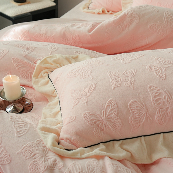 91家纺网 家纺一手货源 找家纺 萝莉家纺 2024新款加厚牛奶绒提花浪漫雕花绒四件套 蝴蝶飞飞浅粉