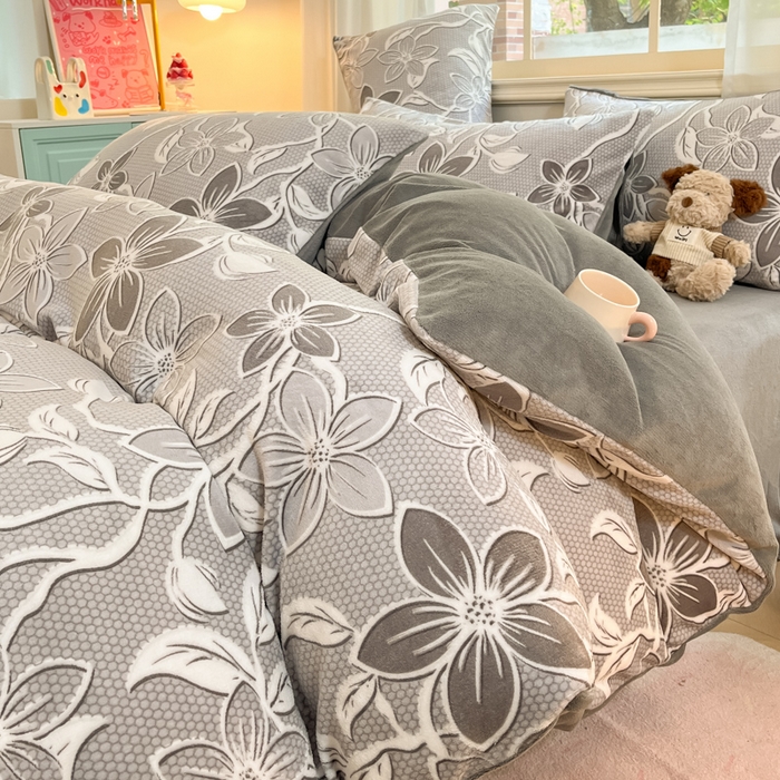 91家纺网 家纺一手货源 找家纺 卡派 2024新款冬季亲肤透气牛奶绒印花四件套 花姿-灰