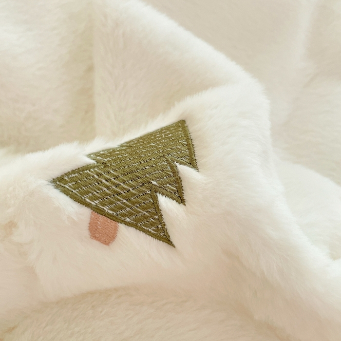 91家纺网 家纺一手货源 找家纺 蜜柚 2024新款牛奶绒兔毛绒高克重小清新满版绣花四件套 幸运树