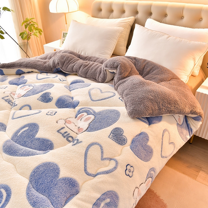 91家纺网 家纺一手货源 找家纺 南北家居 2024新款AB版雪花绒羊羔绒冬被被子被芯 爱心满满