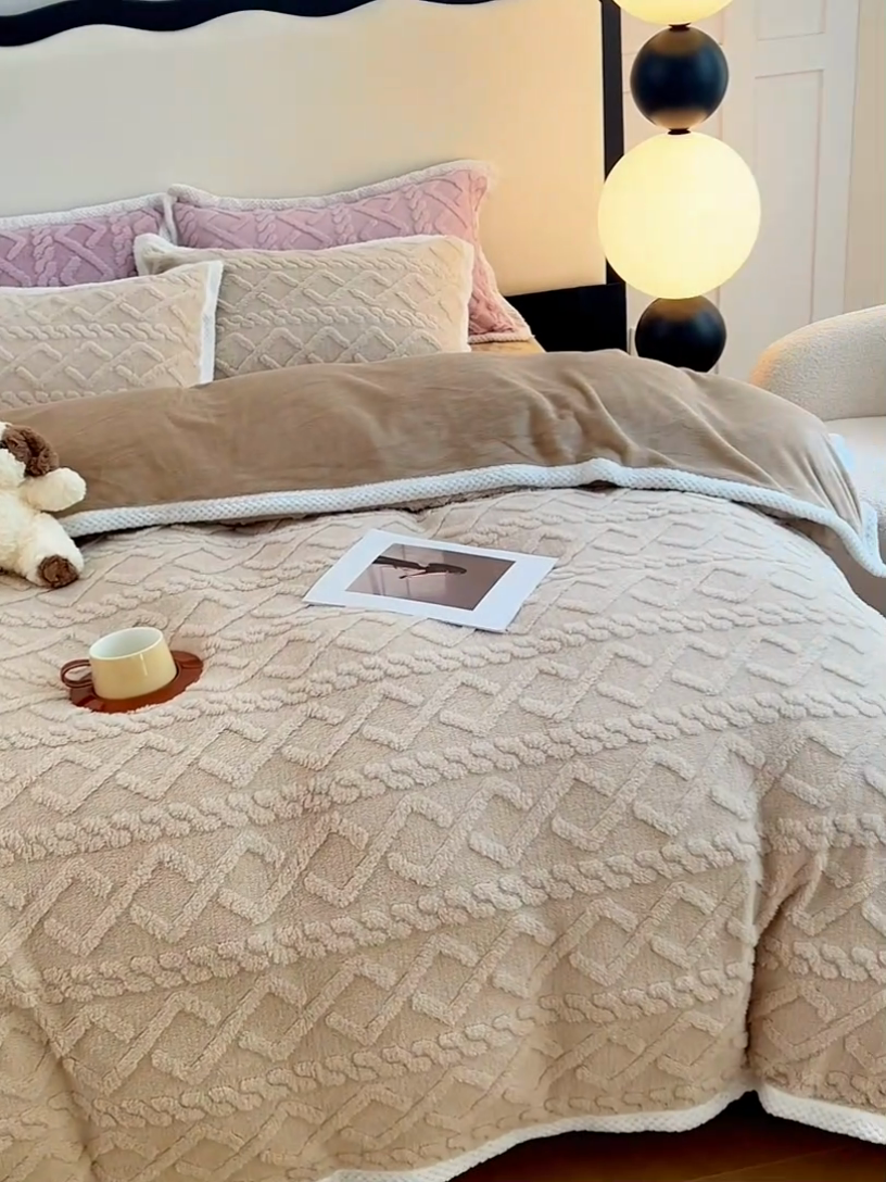 91家纺网 家纺一手货源 找家纺 贝拉梦家纺 2024新款塔芙绒菱格纯色牛奶绒四件套 奶丝米