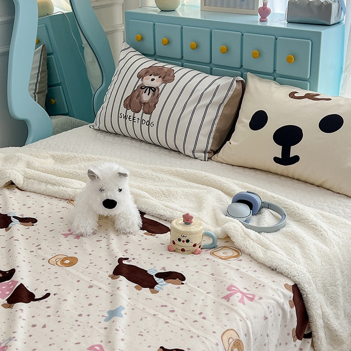 91家纺网 家纺一手货源 找家纺 昔可家纺 2024新款羊羔绒牛奶绒毛毯系列（三）-卡通系列 点点腊肠狗