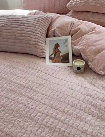 91家纺网 家纺一手货源 找家纺 2024新款全消光兔毛320克牛奶绒A类纯色立体四件套 蜜桃粉