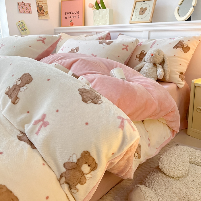 91家纺网 家纺一手货源 找家纺 2024新款200g加厚防静电牛奶绒小清新四件套 绒-幸运熊