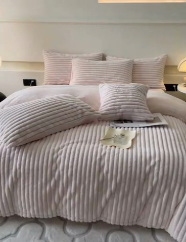 91家纺网 家纺一手货源 找家纺 2024新款全消光兔毛320克牛奶绒A类纯色立体四件套 兔毛抽条白粉