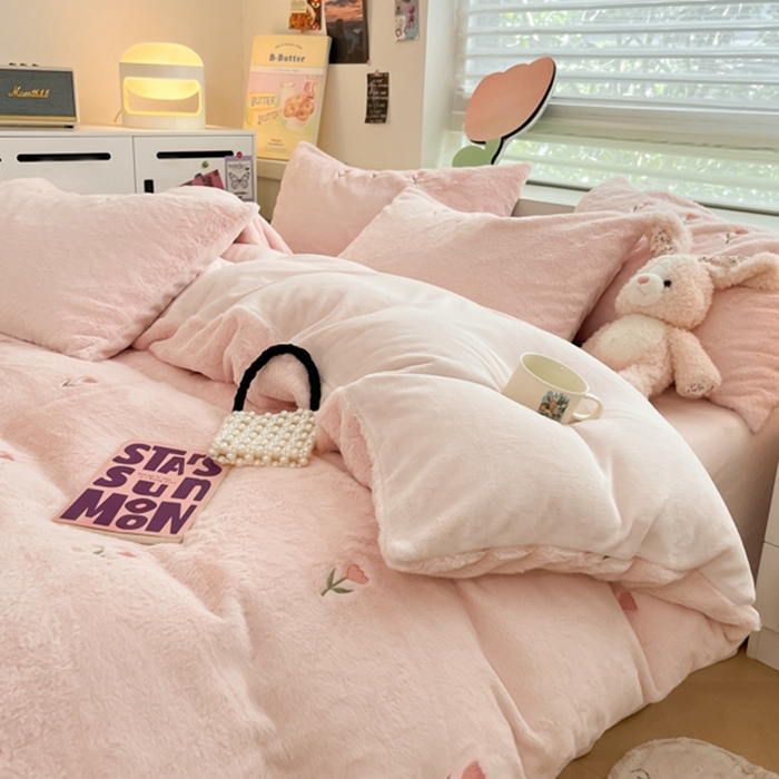 91家纺网 家纺一手货源 找家纺 蜜柚 2024新款牛奶绒兔毛绒高克重小清新满版绣花四件套 花朵浅粉