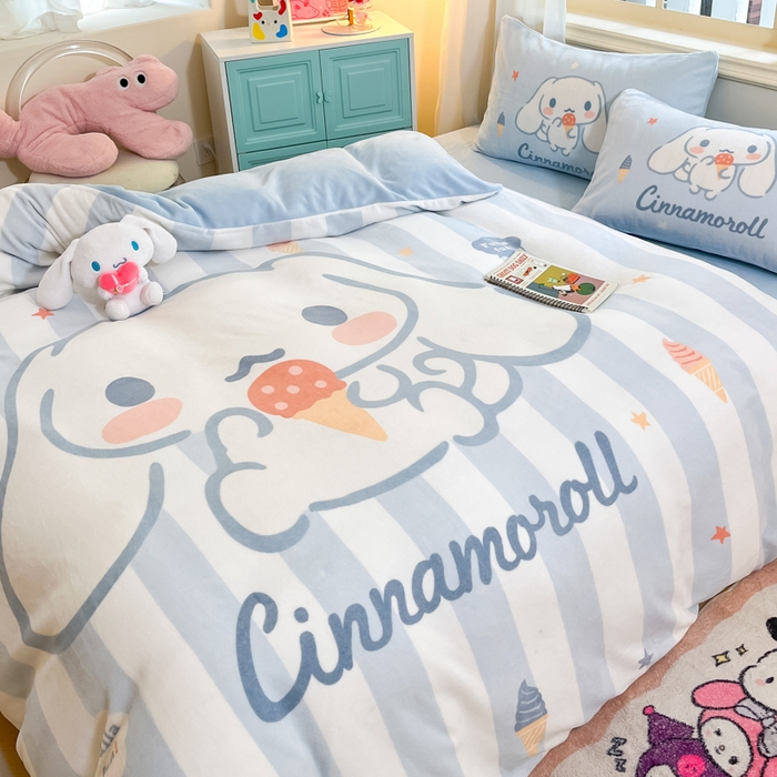 91家纺网 家纺一手货源 找家纺 2024新品正版三丽鸥授权大版卡通平网数码印花加厚高克重牛奶绒系列四件套 绒大版-R蓝条冰淇淋大耳狗