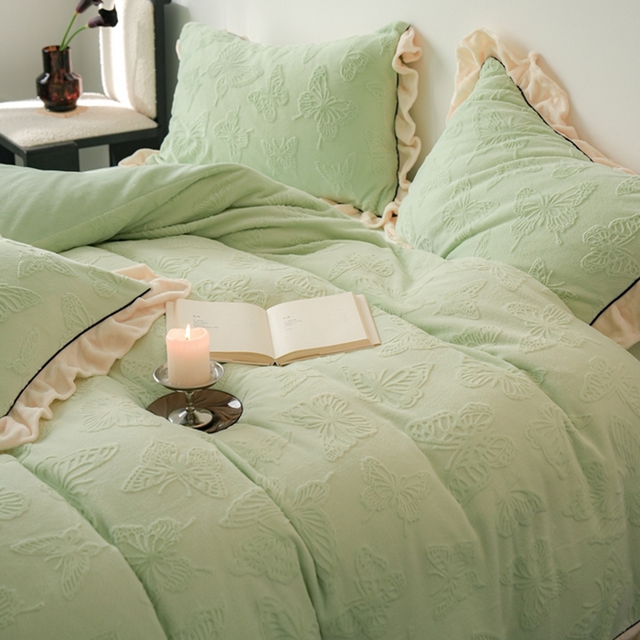 91家纺网 家纺一手货源 找家纺 萝莉家纺 2024新款加厚牛奶绒提花浪漫雕花绒四件套 蝴蝶飞飞果绿