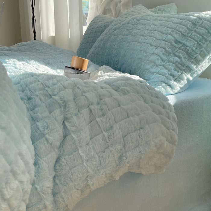 91家纺网 家纺一手货源 找家纺 2024新款全消光兔毛320克牛奶绒A类纯色立体四件套 天空蓝