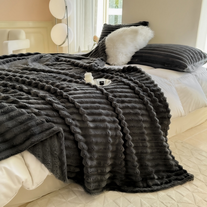 91家纺网 家纺一手货源 找家纺 卡派 2024新款兔毛绒多功能毛毯抽条牛奶绒贝贝绒毛毯 深灰