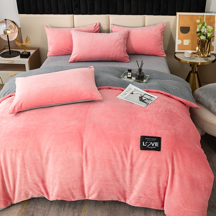 91家纺网 家纺一手货源 找家纺 鸿羽樱（鸿羽樱）家纺 2024新款牛奶绒四件套 粉色+灰