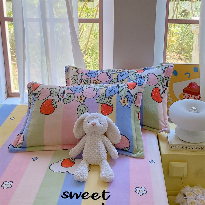 91家纺网 家纺一手货源 找家纺 凯儿家纺  2024新款加厚高克重印花系列单床笠 草莓物语