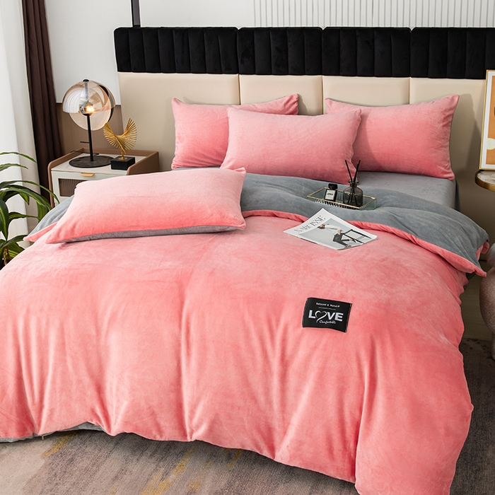 91家纺网 家纺一手货源 找家纺 鸿羽樱（鸿羽樱）家纺 2024新款牛奶绒四件套 粉色+灰