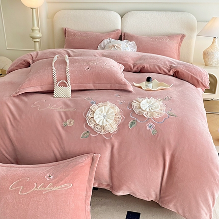 91家纺网 家纺一手货源 找家纺 （总）航途席业 2025新款高克重牛奶绒刺绣四件套-倾城花语