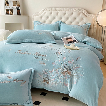 91家纺网 家纺一手货源 找家纺 航途席业 2025新款高克重牛奶绒刺绣四件套-花漾 花漾-天青色