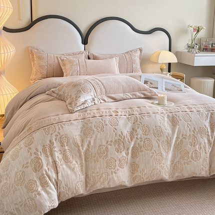 91家纺网 家纺一手货源 找家纺 （总）金牛座家纺 2025新款牛奶绒浮雕拼接刺绣四件套-爱慕系列