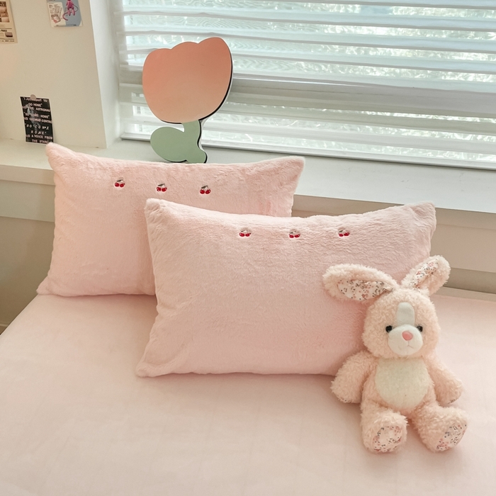 91家纺网 家纺一手货源 找家纺 蜜柚 2024新款牛奶绒兔毛绒高克重小清新满版绣花四件套 樱桃浅粉