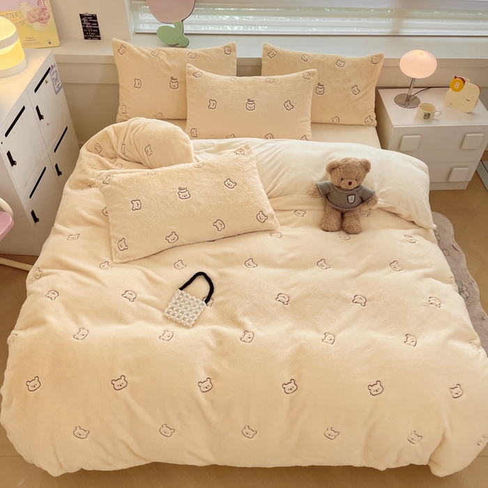 91家纺网 家纺一手货源 找家纺 蜜柚 2024新款牛奶绒兔毛绒高克重小清新满版绣花四件套 嘟嘟熊