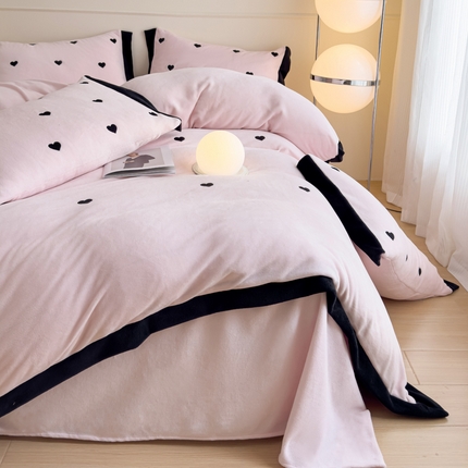 91家纺网 家纺一手货源 找家纺 KA家纺 2025冬季新款绣花牛奶绒四件套-爱心系列 爱心粉