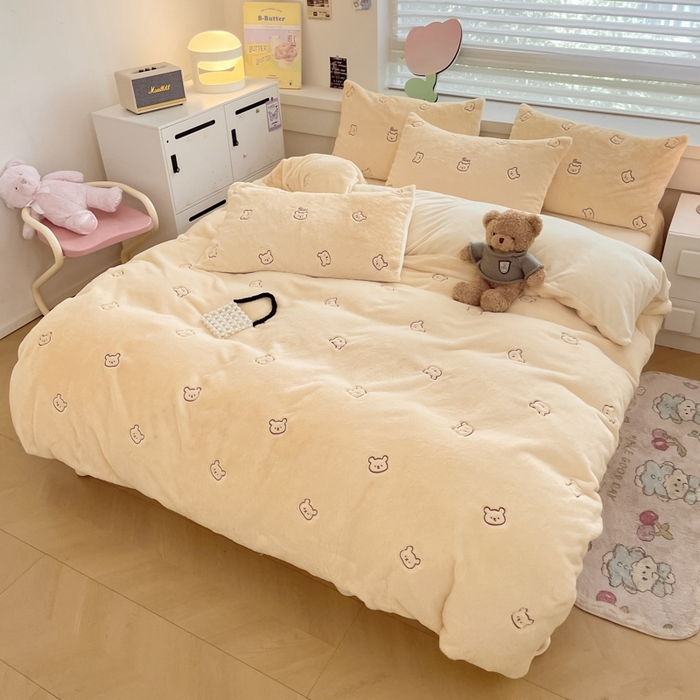 91家纺网 家纺一手货源 找家纺 蜜柚 2024新款牛奶绒兔毛绒高克重小清新满版绣花四件套 嘟嘟熊