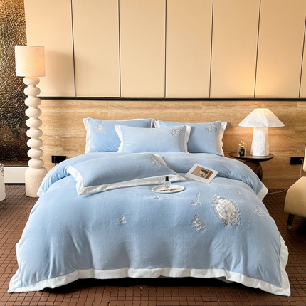 91家纺网 家纺一手货源 找家纺 恋佳居 2025新款牛奶绒高克重平绣四件套 蝶儿飞-蓝