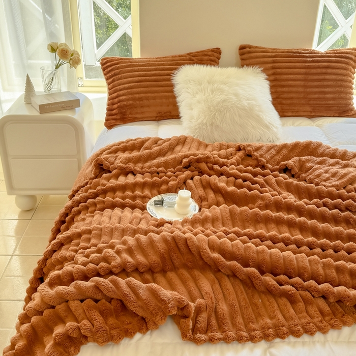 91家纺网 家纺一手货源 找家纺 卡派 2024新款兔毛绒多功能毛毯抽条牛奶绒贝贝绒毛毯 焦糖