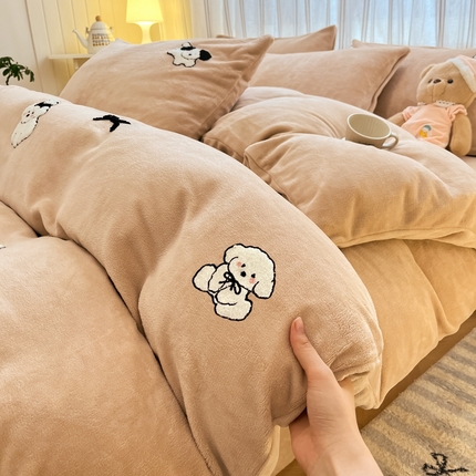 91家纺网 家纺一手货源 找家纺 首尔 2024新款卡通牛奶绒毛巾绣四件套 可爱狗-咖