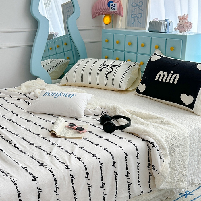 91家纺网 家纺一手货源 找家纺 昔可家纺 2024新款羊羔绒牛奶绒毛毯系列（三）-ins小清新系列 潮酷黑色字母