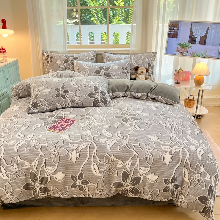 91家纺网 家纺一手货源 找家纺 卡派 2024新款冬季亲肤透气牛奶绒印花四件套 花姿-灰