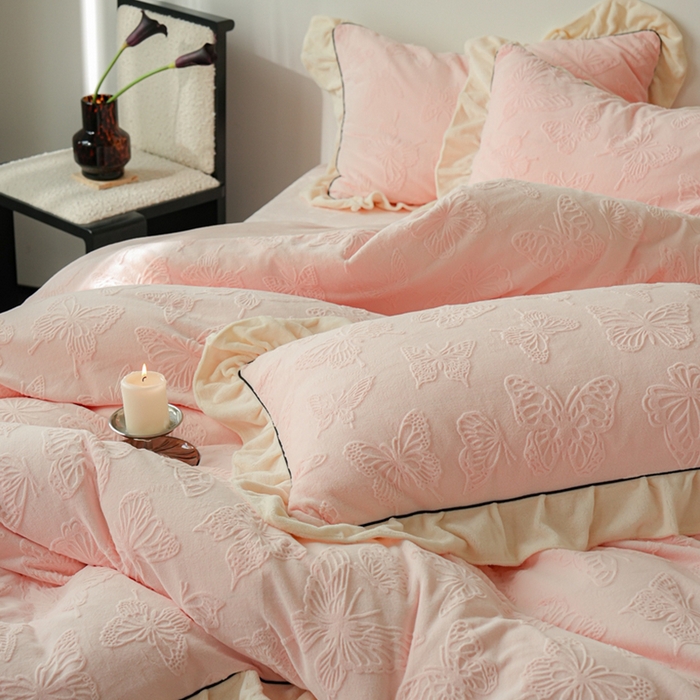 91家纺网 家纺一手货源 找家纺 萝莉家纺 2024新款加厚牛奶绒提花浪漫雕花绒四件套 蝴蝶飞飞浅粉