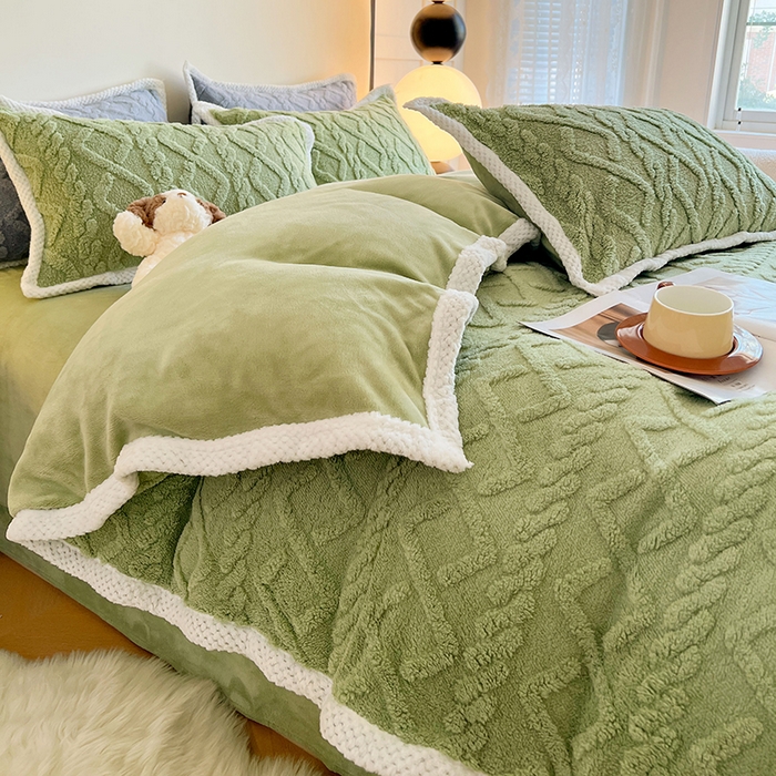 91家纺网 家纺一手货源 找家纺 贝拉梦家纺 2024新款塔芙绒菱格纯色牛奶绒四件套 曼巴绿