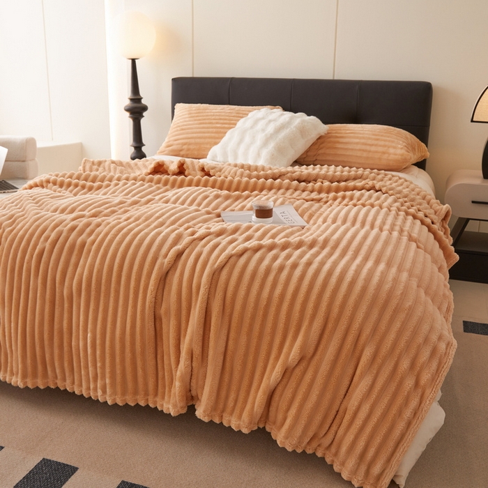 91家纺网 家纺一手货源 找家纺 畅畅家纺 2024新款秋冬兔毛绒宽抽条纯色毛毯 卡其色