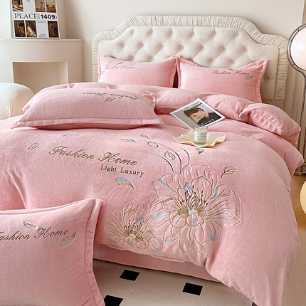 91家纺网 家纺一手货源 找家纺 航途席业 2025新款高克重牛奶绒刺绣四件套-花漾 花漾-仙女粉