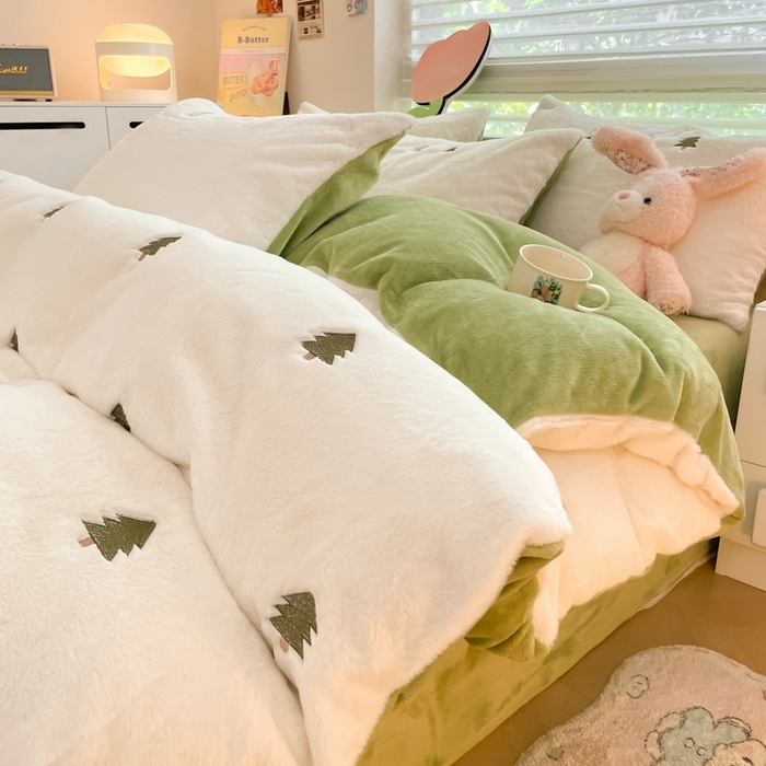 91家纺网 家纺一手货源 找家纺 蜜柚 2024新款牛奶绒兔毛绒高克重小清新满版绣花四件套 幸运树