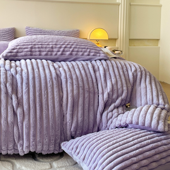 91家纺网 家纺一手货源 找家纺 2024新款全消光兔毛320克牛奶绒A类纯色立体四件套 兔毛抽条香芋紫