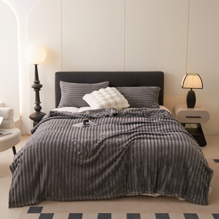 91家纺网 家纺一手货源 找家纺 畅畅家纺 2024新款秋冬兔毛绒宽抽条纯色毛毯 雾霾灰