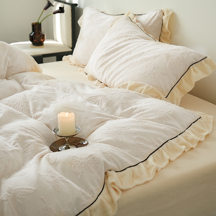 91家纺网 家纺一手货源 找家纺 萝莉家纺 2024新款加厚牛奶绒提花浪漫雕花绒四件套 蝴蝶飞飞浅米