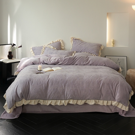 91家纺网 家纺一手货源 找家纺 萝莉家纺 2024新款加厚牛奶绒提花浪漫雕花绒四件套 蝴蝶飞飞香芋紫