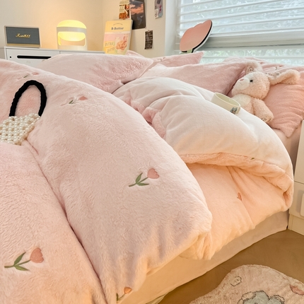91家纺网 家纺一手货源 找家纺 蜜柚 2024新款牛奶绒兔毛绒高克重小清新满版绣花四件套 花朵浅粉