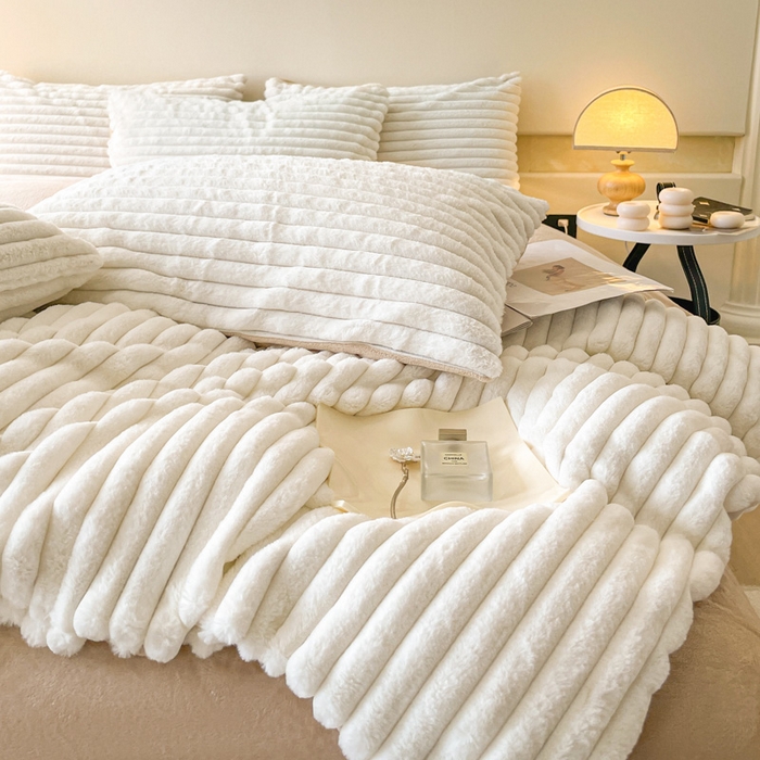 91家纺网 家纺一手货源 找家纺 2024新款全消光兔毛320克牛奶绒A类纯色立体四件套 兔毛抽条白咖