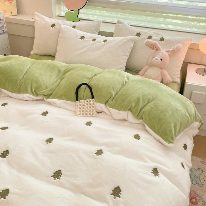 91家纺网 家纺一手货源 找家纺 蜜柚 2024新款牛奶绒兔毛绒高克重小清新满版绣花四件套 幸运树