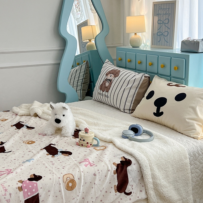 91家纺网 家纺一手货源 找家纺 昔可家纺 2024新款羊羔绒牛奶绒毛毯系列（三）-卡通系列 点点腊肠狗