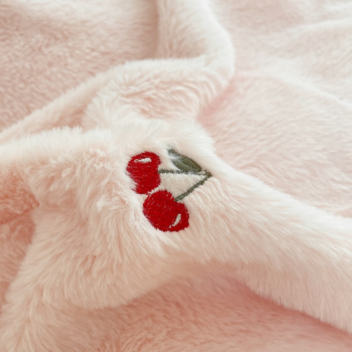 91家纺网 家纺一手货源 找家纺 蜜柚 2024新款牛奶绒兔毛绒高克重小清新满版绣花四件套 樱桃浅粉