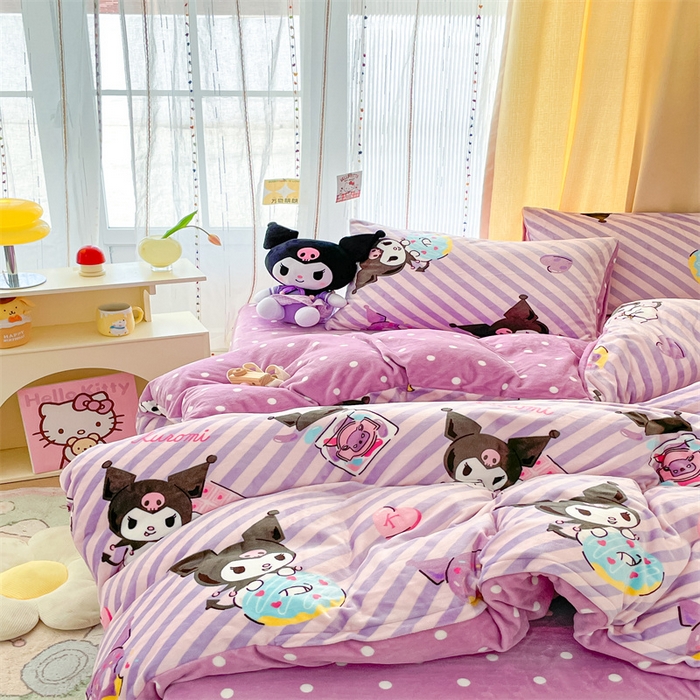 91家纺网 家纺一手货源 找家纺 2024新款三丽鸥牛奶绒小版四件套 条纹库洛米