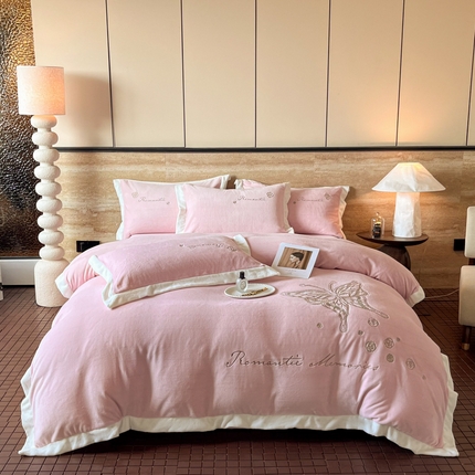 91家纺网 家纺一手货源 找家纺 恋佳居 2025新款牛奶绒高克重平绣四件套 蝴蝶-粉